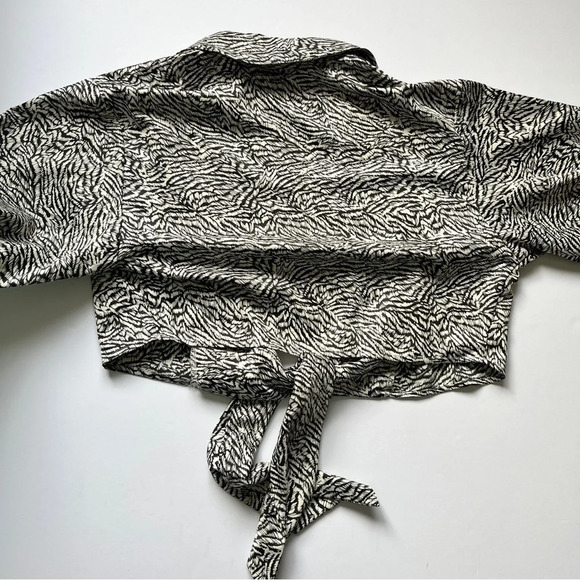 NWT Dynamite Maeve Tie-Front Crop Satin Shirt Blouse Animal Print Texture  Sz XS - Picture 15 of 16